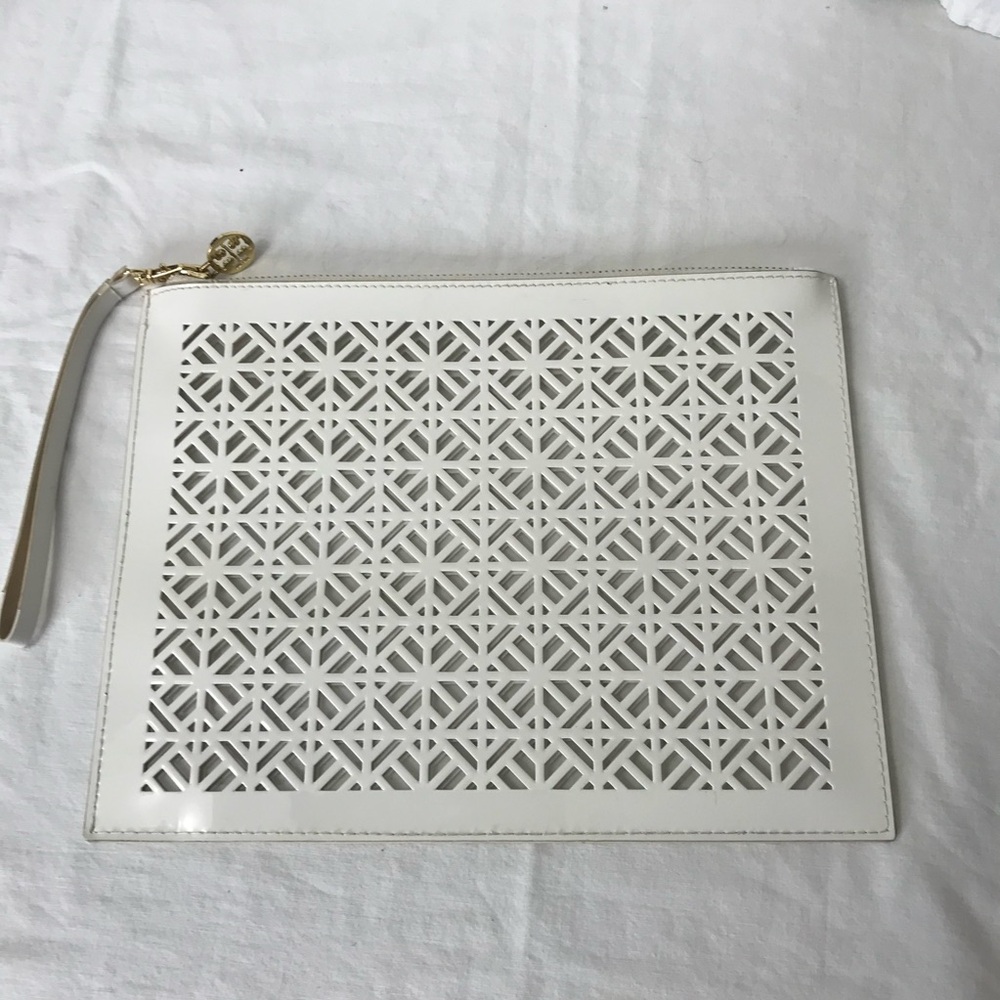 Tory Burch Limited Edition White Geometric Laser Cutout PVC Clutch Wristlet NWOT - Picture 2 of 4